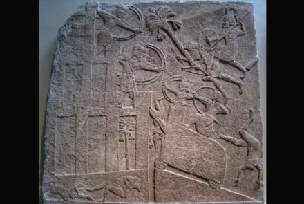 Assyrian troops attacking a besieged city, most likely in Mesopotamia, using a battering ram on a siege ramp. Enemy archers are returning fire. Headless corpses lie at the foot of the city walls. From the Central Palace in Nimrud and now in the British Museum, London. Circa 728 BC. Source: ChrisO / <a href="https://commons.wikimedia.org/"target="_blank">Wikimedia Commons</a>, <a href=" https://en.wikipedia.org/wiki/Creative_Commons_license"target="_blank">Creative Commons License</a>