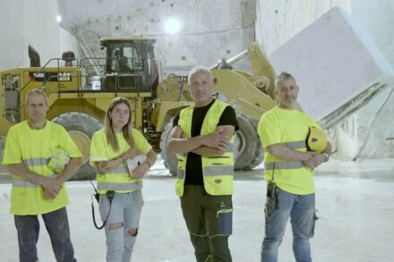 Die 2. Staffel der Doku-Serie „Uomini di Pietra“ (Männer aus Stein) läuft: zu den harten Kerlen in den Brüchen von Henraux ist eine Frau dazugekommen