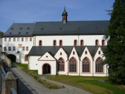 Zu den Berühmtheiten unter den hiesigen Klöstern zählt die Abtei Eberbach im Rheingau. Dort wurde in den 1980ern der Film „Der Name der Rose“ gedreht. Foto: Ferdinand Puhe / <a href="https://commons.wikimedia.org/"target="_blank">Wikimedia Commons</a>, <a href=" https://en.wikipedia.org/wiki/Creative_Commons_license"target="_blank">Creative Commons License</a>