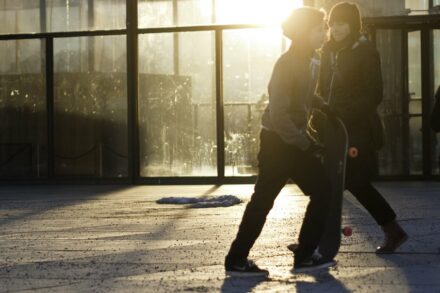 Skaterin vor der Neuen Nationalgalerie in Berlin im Winter. Foto: <a href="https://commons.wikimedia.org/"target="_blank">Wikimedia Commons</a>, <a href=" https://en.wikipedia.org/wiki/Creative_Commons_license"target="_blank">Creative Commons License</a>