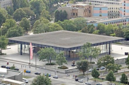 Die Neue Nationalgalerie mit ihrer Terrasse aus der Luft (vor der Sanierung). Foto: Jan Dalbéra / <a href="https://commons.wikimedia.org/"target="_blank">Wikimedia Commons</a>, <a href=" https://en.wikipedia.org/wiki/Creative_Commons_license"target="_blank">Creative Commons License</a>