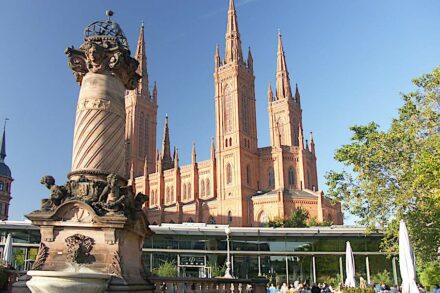 Die Marktsäule in Wiesbaden mit der Marktkirche im Hintergrund. Foto: Ygrek / <a href="https://commons.wikimedia.org/"target="_blank">Wikimedia Commons</a>, <a href=" https://en.wikipedia.org/wiki/Creative_Commons_license"target="_blank">Creative Commons License</a>