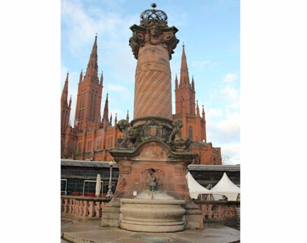 Die Marktsäule mit der Marktkirche im Hintergrund. Foto: <a href="https://commons.wikimedia.org/"target="_blank">Wikimedia Commons</a>, <a href=" https://en.wikipedia.org/wiki/Creative_Commons_license"target="_blank">Creative Commons License</a>