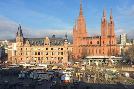 Blick auf den Wochenmarkt auf dem Dern‘schen Gelände mit der Marktkirche (rechts) und davor der Marktsäule. Foto: <a href="https://commons.wikimedia.org/"target="_blank">Wikimedia Commons</a>, <a href=" https://en.wikipedia.org/wiki/Creative_Commons_license"target="_blank">Creative Commons License</a>