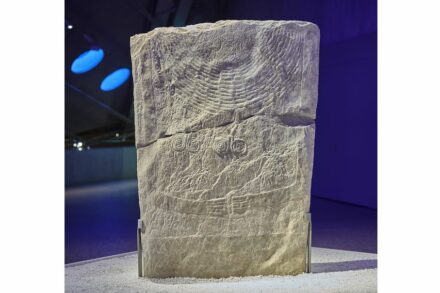 Menschenförmige Stele mit Unterarmen und Händen, Gürtel und Halsschmuck mit Doppelspiralanhängern. Marmor. 3000–2500 v. Chr. Schweiz, Kanton Wallis, Sitten. Office cantonal d’Archéologie VS