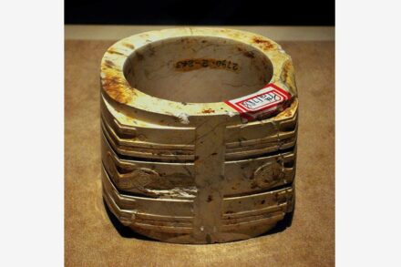 Jade Cong aus der Liangzhu-Kultur. Quelle: <a href="https://commons.wikimedia.org/"target="_blank">Wikimedia Commons</a>, <a href=" https://en.wikipedia.org/wiki/Creative_Commons_license"target="_blank">Creative Commons License</a>