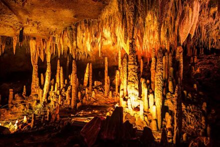 Stalagmiten in Höhlen im Südwesten der Ausgrabungsstätte dokumentieren die klimatische Ursache für den Untergang der altchinesischen Liangzhu-Kultur. Foto: Haiwei Zhang