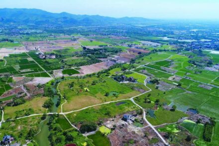 Luftaufnahme 1 der Stadt Liangzhu (von Südwesten nach Nordosten), 2017. Quelle: Hangzhou Liangzhu Archaeological - Site Administrative District Management Committee.