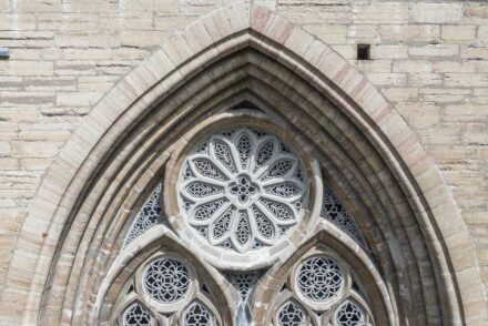 Die neue Fensterosette im Dom zu Linköping. Fotos: Borghamns Stenförädling