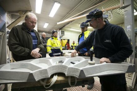 Die Erneuerung der Fensterosette im Dom zu Linköping.