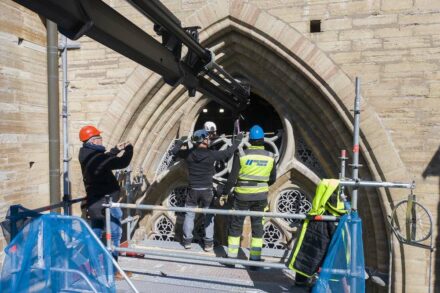 Die Erneuerung der Fensterosette im Dom zu Linköping.