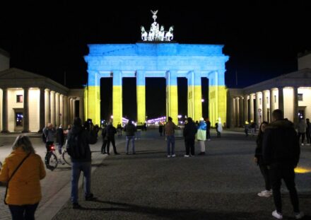 Russlands Präsident Wladimir Putin hat heute (24.02.2022) die Ukraine mit militärischen Mitteln angegriffen. Das Foto vom Brandenburger in den Farben der Ukraine Tor haben wir gestern nacht aufgenommen. 