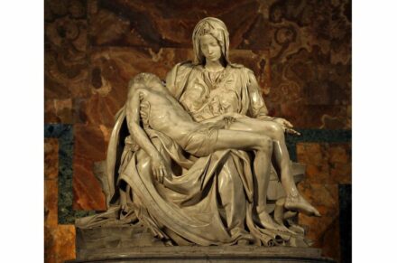 Die Pietà von Michelangelo im Petersdom. Foto: Stanislav Traykov / <a href="https://commons.wikimedia.org/"target="_blank">Wikimedia Commons</a>, <a href=" https://en.wikipedia.org/wiki/Creative_Commons_license"target="_blank">Creative Commons License</a>