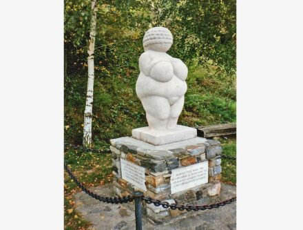 Monument at the site where the Venus from Willendorf was found. Photo: SchiDD / <a href="https://commons.wikimedia.org/"target="_blank">Wikimedia Commons</a>, <a href=" https://en.wikipedia.org/wiki/Creative_Commons_license"target="_blank">Creative Commons License</a>