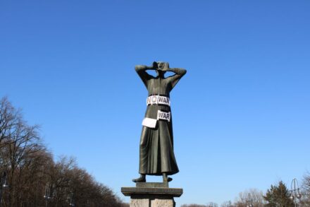 Gerhard Marcks: „Der Rufer“ (The Caller), Berlin, at the Brandenburg Gate. The inscription at the plinth refers to Francesco Petrarca’s (1304-1374) words: „I wander through the world calling: Peace, peace peace.“