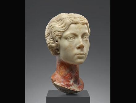 Porträtkopf einer jungen Frau, 170-190 n. Chr. Marmor. 32,4 x 15,9 x 19,7 cm (12 ¾ x 6 ¼ x 7 3/4 in.). Getty-Museum