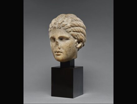 Kopf einer jungen Frau (Kleiner Frauentyp aus Herculaneum), 25 v. Chr.-25 n. Chr. Marmor. 23 cm (9 1/16 in.). Getty-Museum