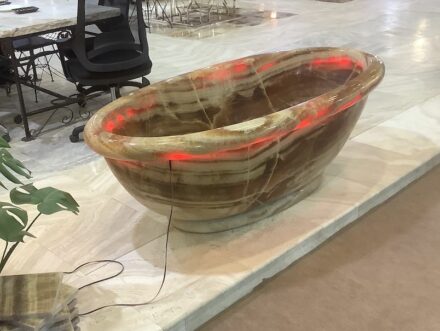 Badewanne von <a href="http://www.orhanmarble.com/en/"target="_blank">Orhan Marble</a>.