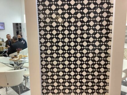 Mosaikfliesen am Stand der Firma <a href="https://kopturoglu.com/"target="_blank">Koptoroglu Marble&Mosaic</a>.
