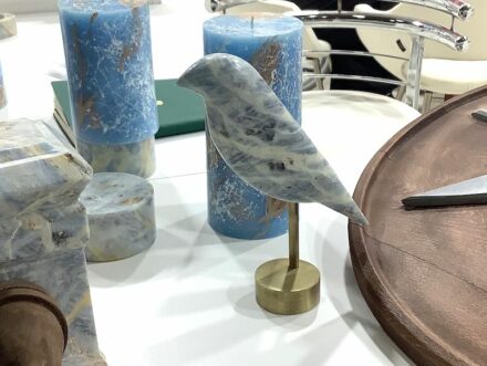 Kunst am Stand der Firma <a href="https://yesmar.com.tr/en/"target="_blank">Yesmar Marble</a>.
