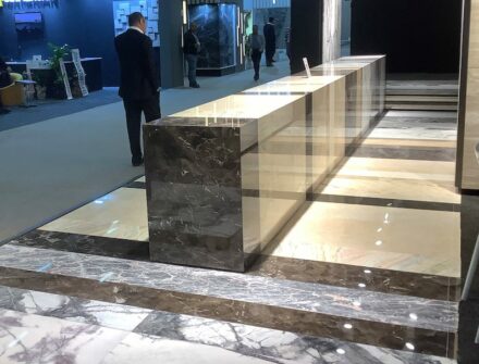 <a href="https://temmermarble.com/"target="_blank">Temmer</a> ließ den Fußboden über den Empfangstresen hinweglaufen.