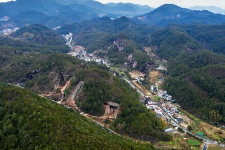 Ein Band von 9 aufgelassenen Steinbrüchen in der Provinz Zhejiang in China.