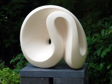 Jan van der Laan: „Pulse“. Kalkstein Pierre de Lens. H 48 x B 45 x T 25 cm (mit Sockel).