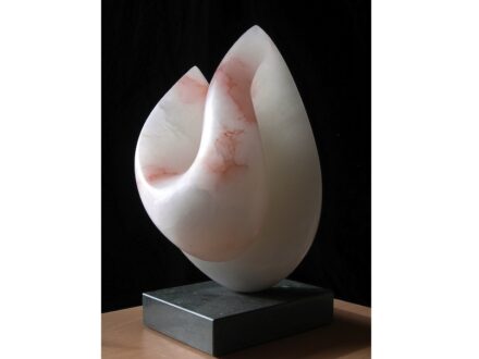 Jan van der Laan: „Sperical Shape“. Alabaster. H 36,5 x B 23 x T 18 cm (mit Sockel).