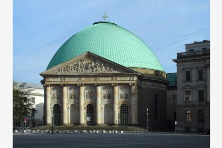The Hedwigskatedrale in Berlin's city center. Photo: Eleda 2020 / <a href="https://commons.wikimedia.org/"target="_blank">Wikimedia Commons</a>, <a href=" https://en.wikipedia.org/wiki/Creative_Commons_license"target="_blank">Creative Commons License</a>