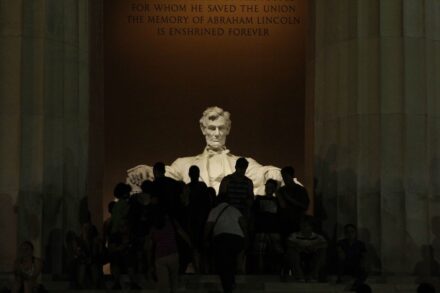 Visitors at the Lincoln Memorial. Photo: Joseph Doyle Anderson / <a href="https://commons.wikimedia.org/"target="_blank">Wikimedia Commons</a>, <a href=" https://en.wikipedia.org/wiki/Creative_Commons_license"target="_blank">Creative Commons License</a>