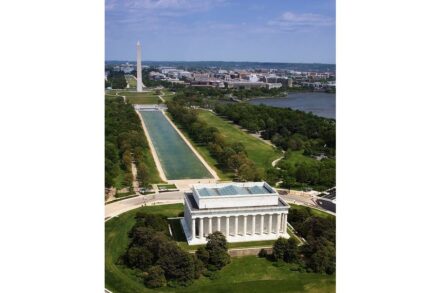 The National Mall with the Lincoln Memorial in the foreground and the Washington Monument. Photo: Carol M. Highsmith / <a href="https://commons.wikimedia.org/"target="_blank">Wikimedia Commons</a>, <a href=" https://en.wikipedia.org/wiki/Creative_Commons_license"target="_blank">Creative Commons License</a>