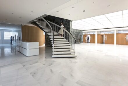 Marble Lasa Bianco Nuvolato Forte® used at the Kantonalbank, Zug, Switzerland. Photo: Regine Giesicke