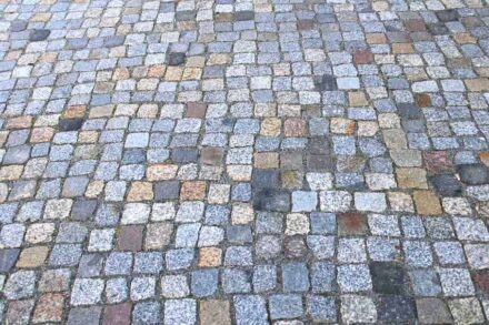 Die Farben des Natursteins verleihen einem Pflaster eine besondere Schönheit und Lebendigkeit.
