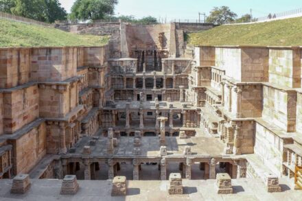 “The Queen’s Stepwell“. Photo: Bernard Gagnon / <a href="https://commons.wikimedia.org/"target="_blank">Wikimedia Commons</a>, <a href=" https://en.wikipedia.org/wiki/Creative_Commons_license"target="_blank">Creative Commons License</a>