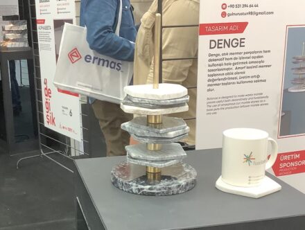 Gülnur Üstun, Pelin Nur Karabey: „Denge“ us amorphous marble leftover peaces.