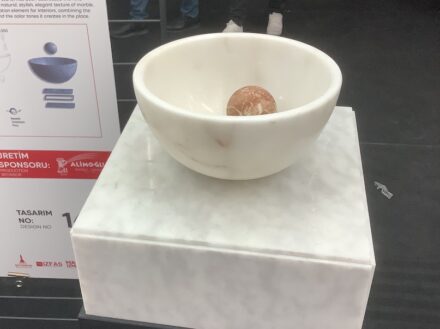 Hilal Eylül Tasci: „Non-Ress“ is an anti-stress toy being natural stylish and elegant. The texture of the marble and ist color create a sound harmony.