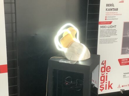 Beril Kantar, Ecem Çikrikçi: „Miki-Light“ combines lighting with cell phone charging. Its form is inspired by the moon-jellyfish.
