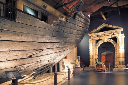Im Museum von Fremantle in Australien gibt es eine Replik der Fundstücke der Batavia und des Portals. Die Orginale befinden sich im Museum in Geraldton. Foto: <a href="https://commons.wikimedia.org/"target="_blank">Wikimedia Commons</a>, <a href=" https://en.wikipedia.org/wiki/Creative_Commons_license"target="_blank">Creative Commons License</a>