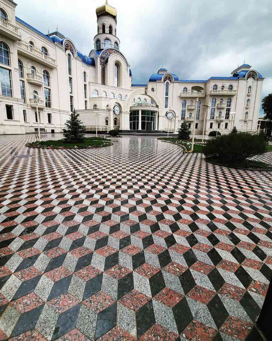Pflasterung vor einer Kirche in Odessa.