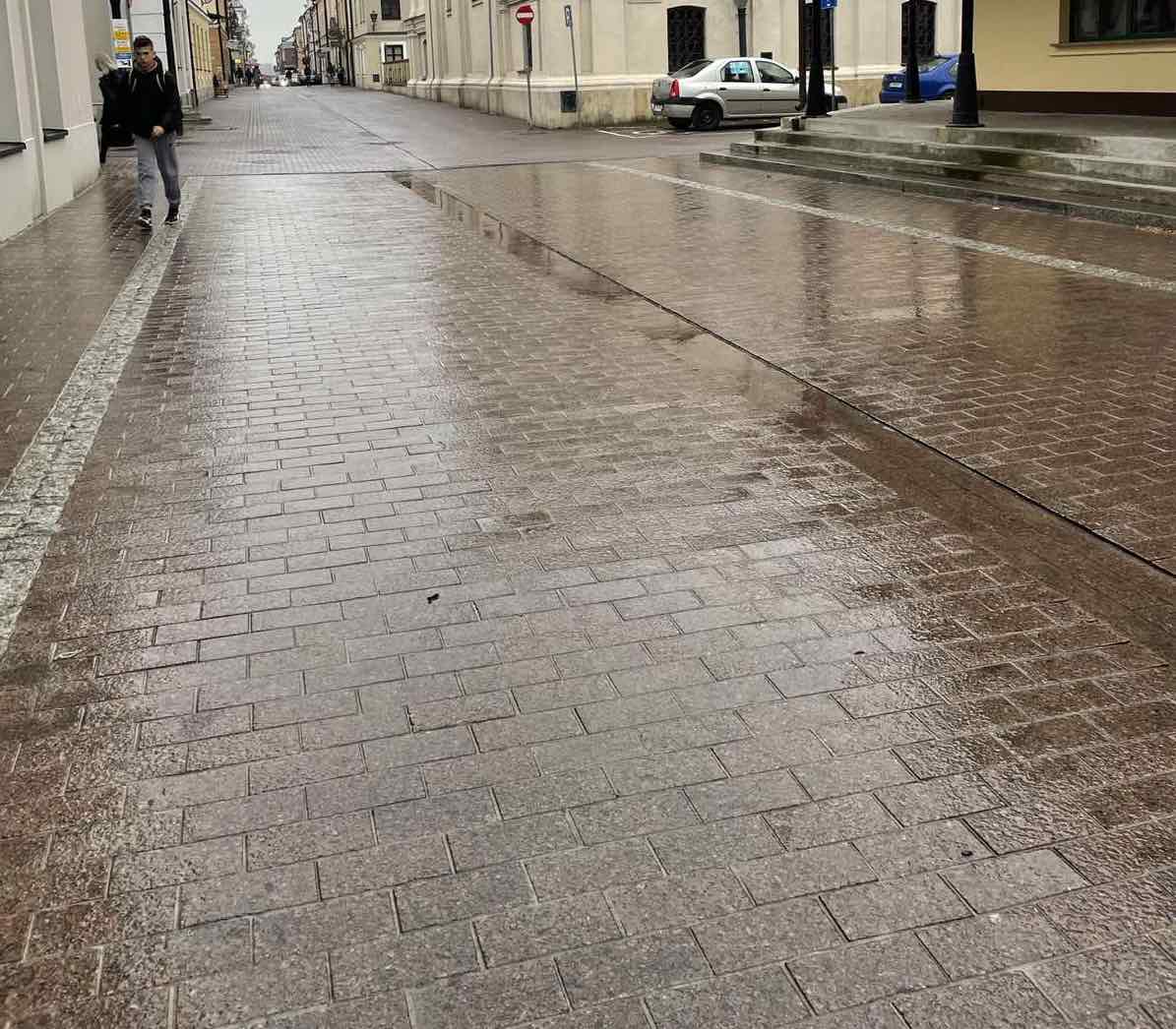 Pflaster in der polnischen Stadt Zamość mit Stein aus der Ukraine von der Firma Unikom-Prom.