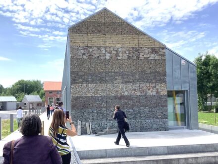 Steine aus Wallonien als Fassadenverkleidung am Ausbildungszentrum Pôle de la Pierre in Soignies.