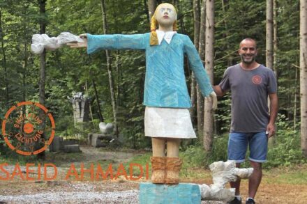 Saied Ahmadi mit der Figur „Gloria“, die er auf dem Internationalen Kunstdünger Skulpturen Symposium 2016 schuf.