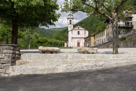 Enrico Sassi: neugestalteter Dorfplatz im Dörfchen Cabbio im Schweizer Tessin.