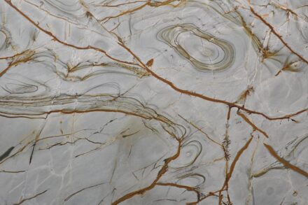 „Blue Deep“, super-exotischer Trachyt von <a href="https://vermontmineracao.com/"target="_blank">Vermont Mineração</a>.