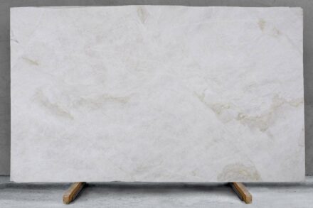 Quarzit „Perla Venata“ von <a href="https://quartzblue.com/"target="_blank">Quartzblue</a>.