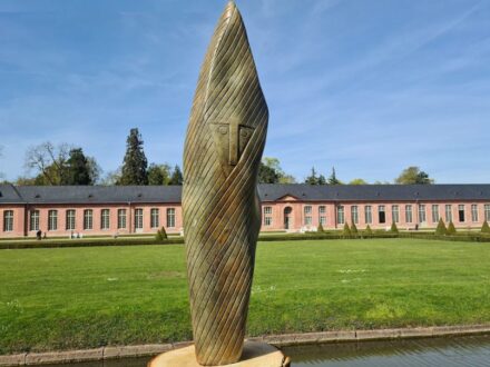 Ausstellung von Skulpturen aus Simbabwe im Schlossgarten Schwetzingen.