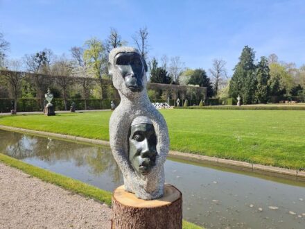 Ausstellung von Skulpturen aus Simbabwe im Schlossgarten Schwetzingen.