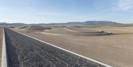 Michael Heizer: “City“. Photo: Ben Blackwell, Courtesy Triple Aught Foundation.