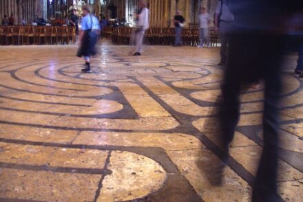 Labyrinth auf dem Fußboden der Kathedrale von Chartres. Quelle: Wikimedia Commons
