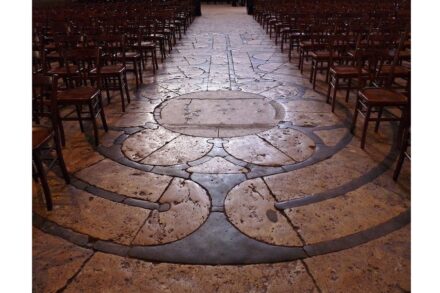 Labyrinth auf dem Fußboden der Kathedrale von Chartres. Quelle: Wikimedia Commons